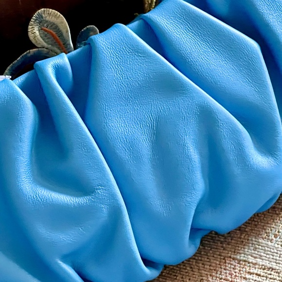 πΊπHPππΊ NWT Staud Ruched Leather Bean Bag Azure - Picture 4 of 16